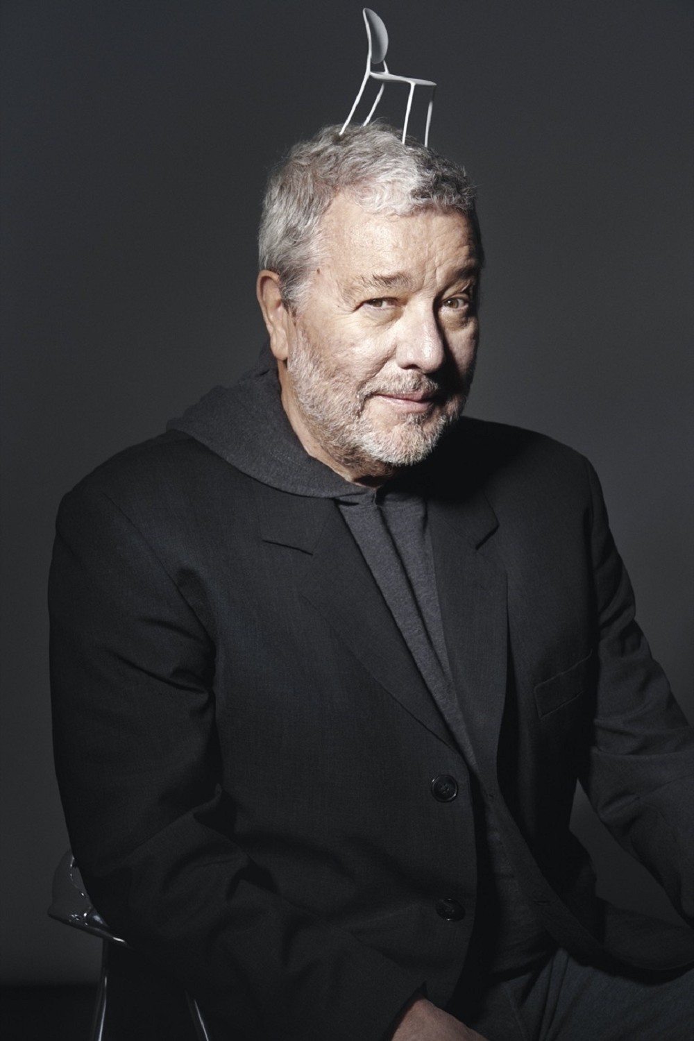 Dior經典圓背椅進化！法國設計大師Philippe Starck打造Miss Dior優雅設計椅