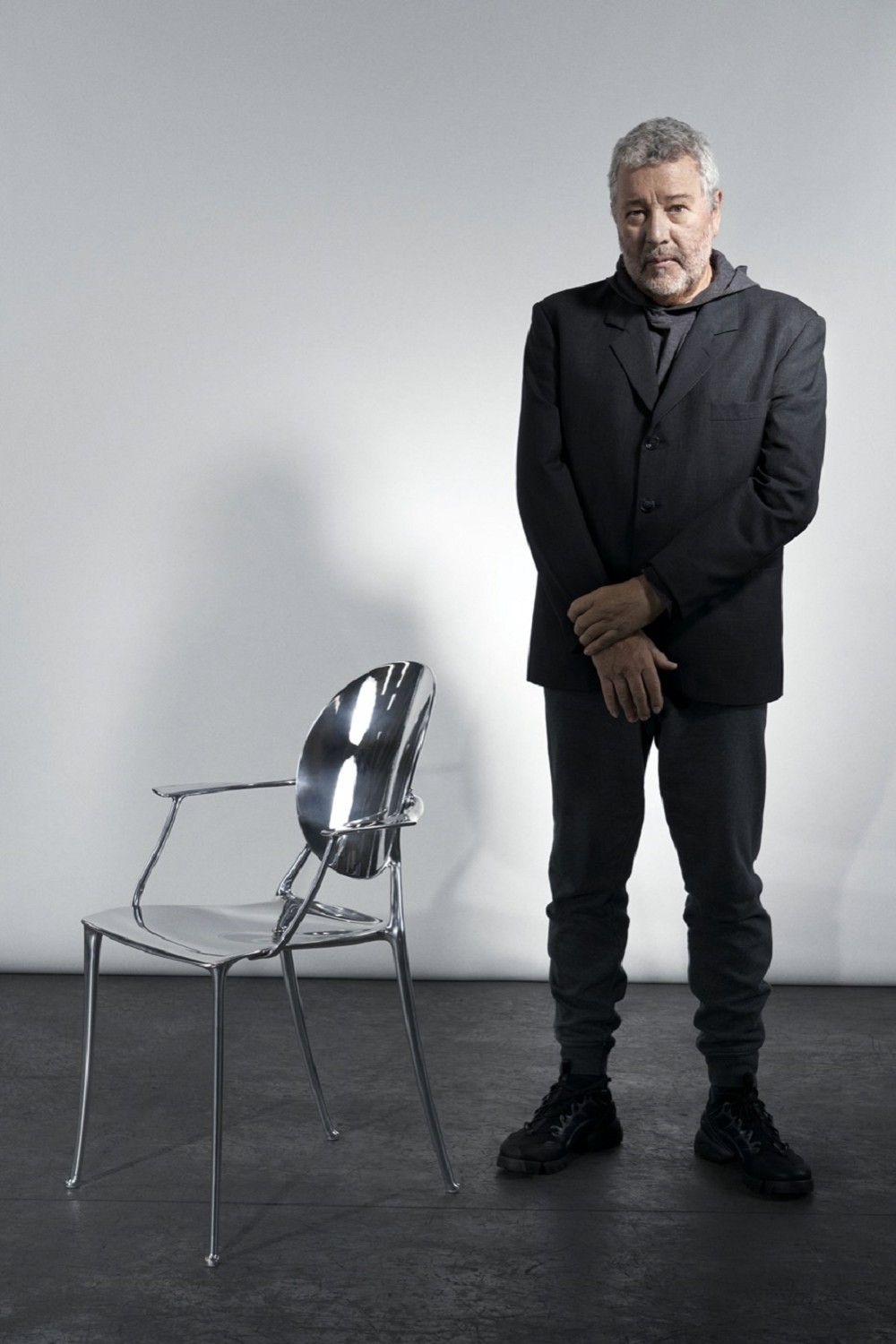 Dior經典圓背椅進化！法國設計大師Philippe Starck打造Miss Dior優雅設計椅
