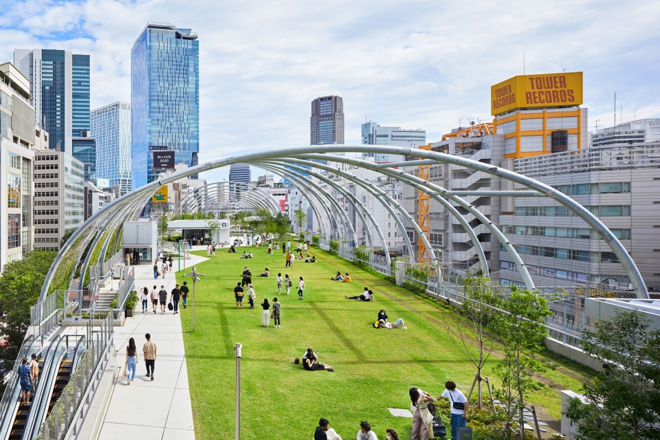東京澀谷新地標「宮下公園MIYASHITA PARK」！結合公園、購物、旅館的空中綠色廊道