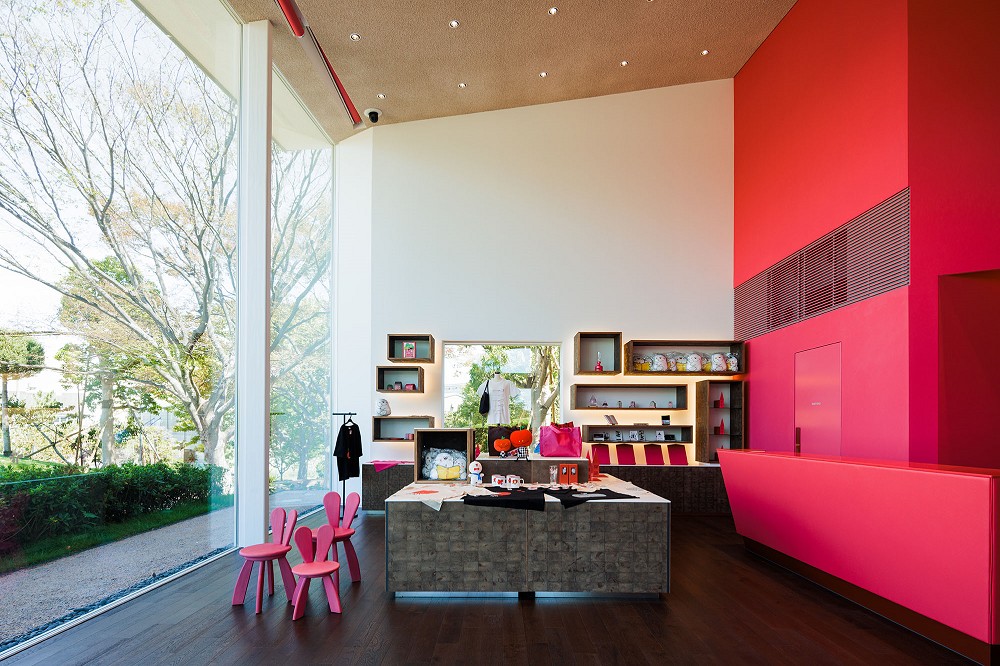 東京「魔法文學館」11月開幕！隈研吾打造花朵建築、角野榮子《魔女宅急便》草莓色圖書館