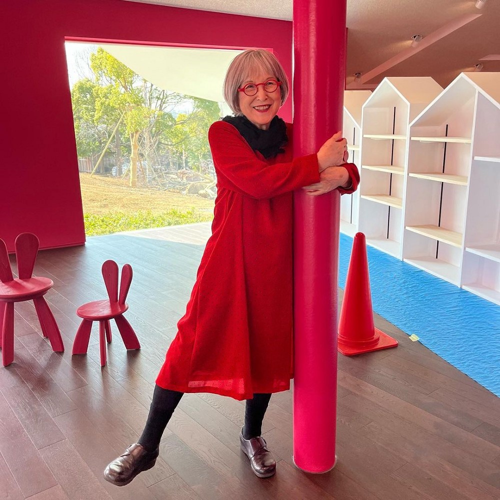 東京「魔法文學館」11月開幕！隈研吾打造花朵建築、角野榮子《魔女宅急便》草莓色圖書館