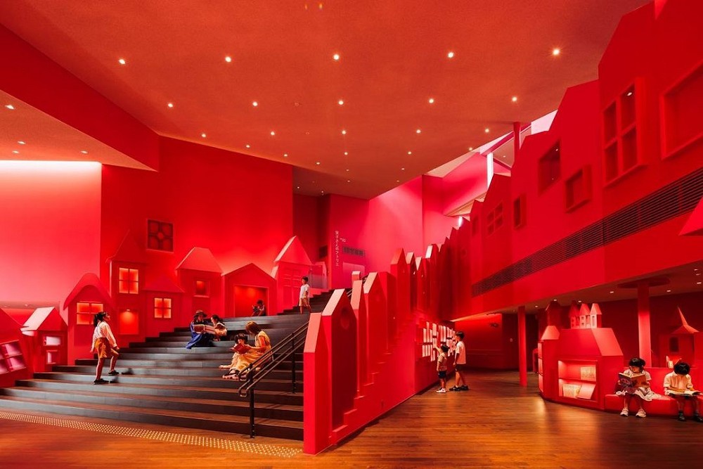 東京「魔法文學館」11月開幕！隈研吾打造花朵建築、角野榮子《魔女宅急便》草莓色圖書館