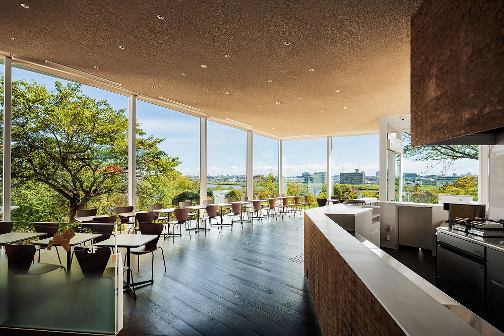 東京「魔法文學館」11月開幕！隈研吾打造花朵建築、角野榮子《魔女宅急便》草莓色圖書館