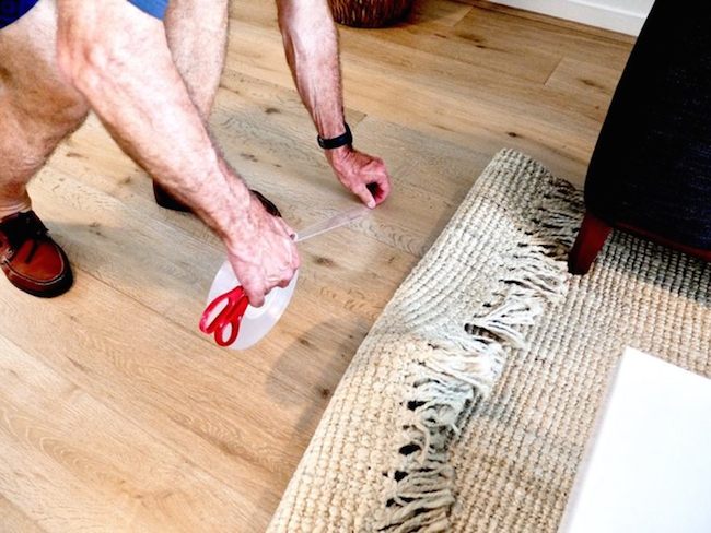 家具小物別亂跑！客廳到廚房都能用的 Monkey Grip 定物膠帶