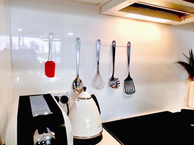 家具小物別亂跑！客廳到廚房都能用的 Monkey Grip 定物膠帶