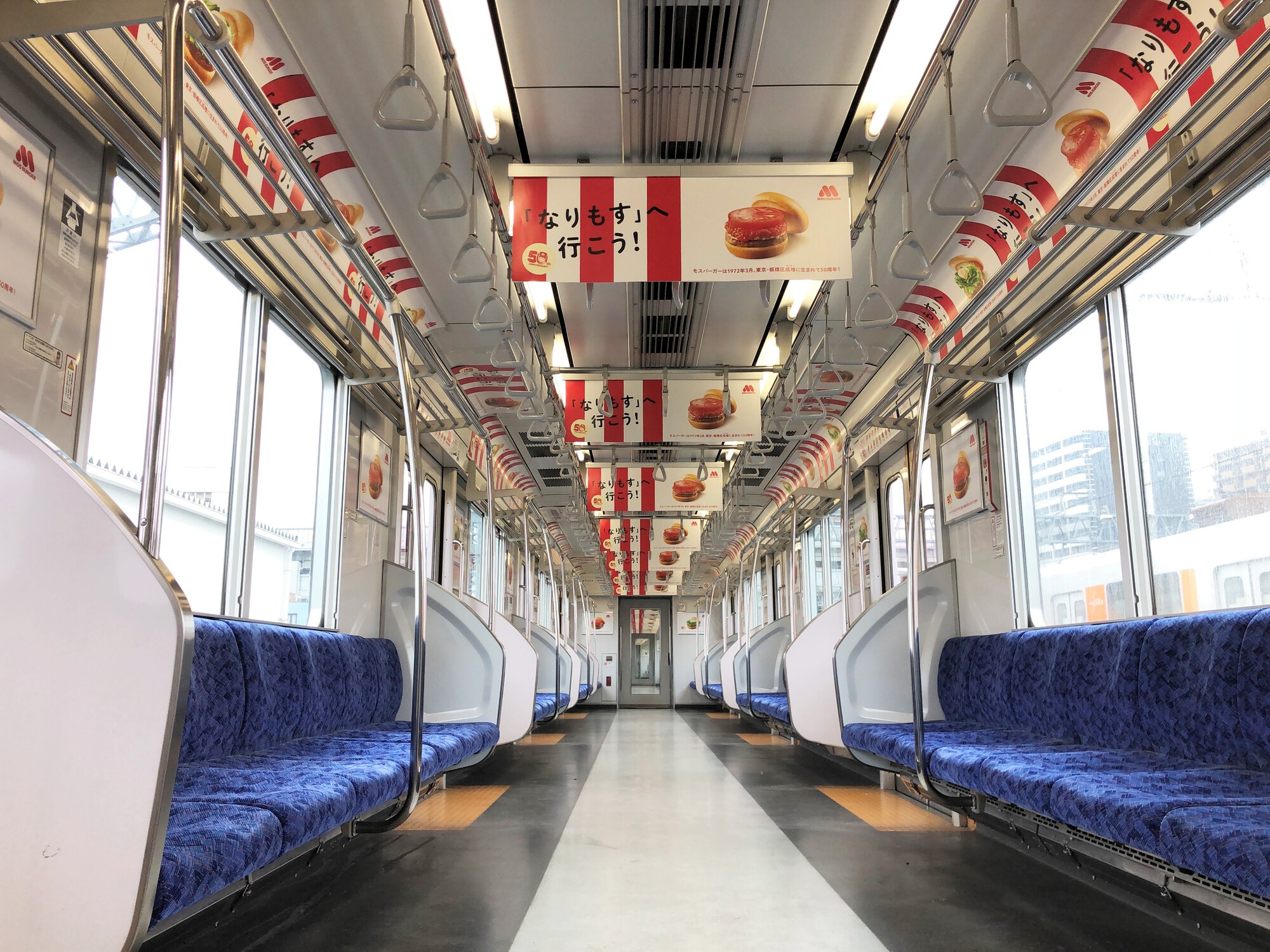 東京「摩斯漢堡車站」登場！50周年紀念列車、車票、升級漢堡限時亮相