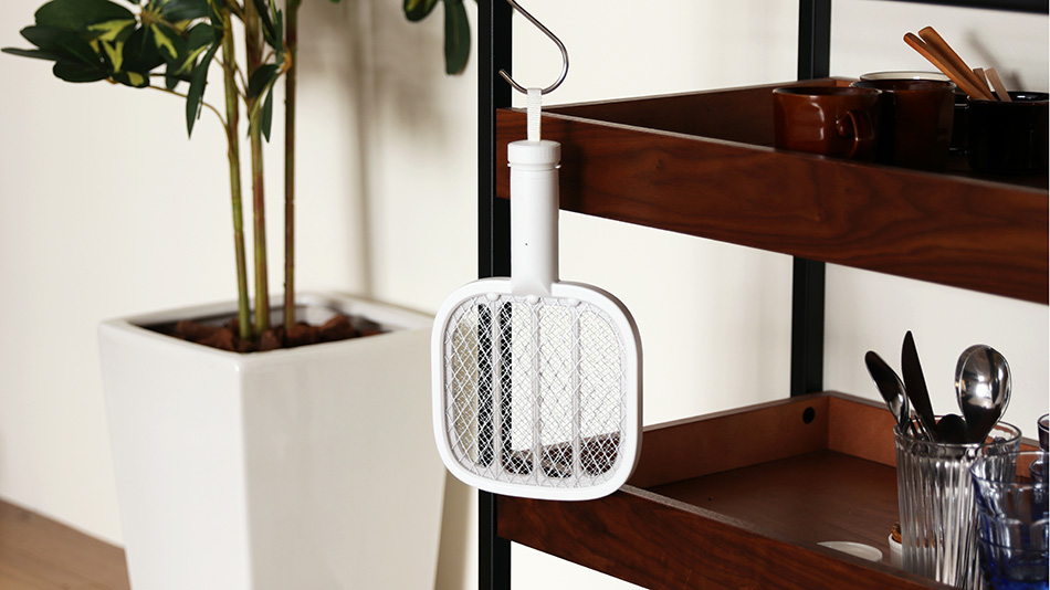 捕蚊燈+電蚊拍二合一！日本plusmore黑白木紋二用式防蚊美感小家電