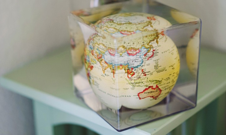 以太陽能為動力，永不止息自轉地球儀 MOVA Cube