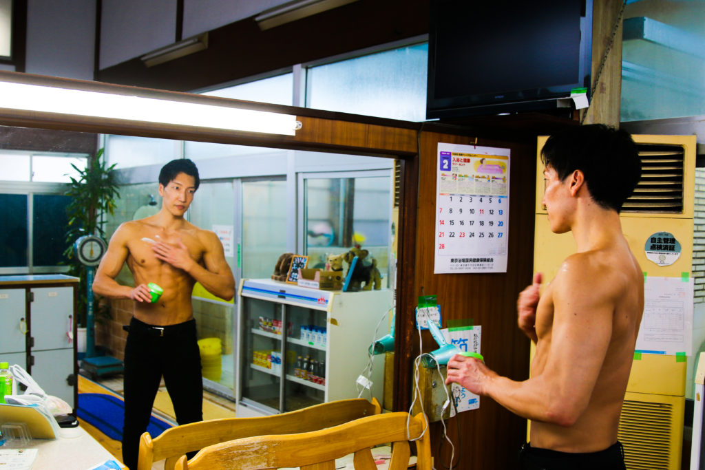 日本免費肌肉男圖庫「Muscle Plus」！肌肉種類、筋肉男採茶等謎樣主題通通免費