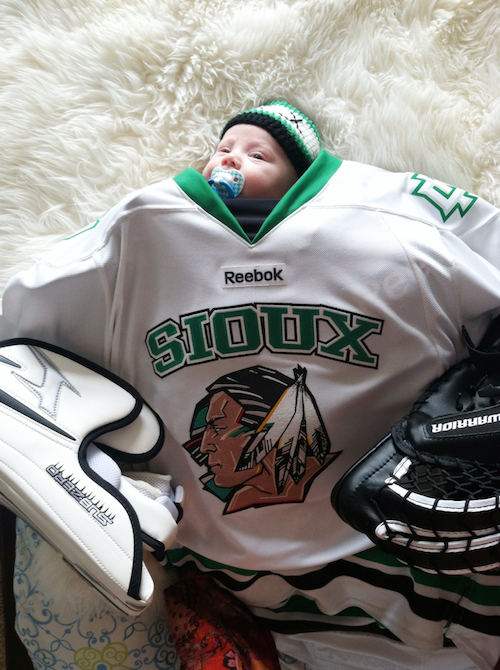 巨大西裝配上迷你嬰兒,超大反差實在有夠萌!