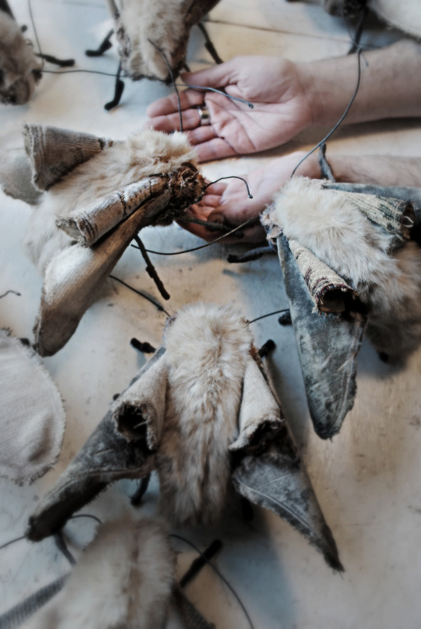 舊布料構築奇幻世界！英國藝術家Mister Finch的夢幻織品布雕創作