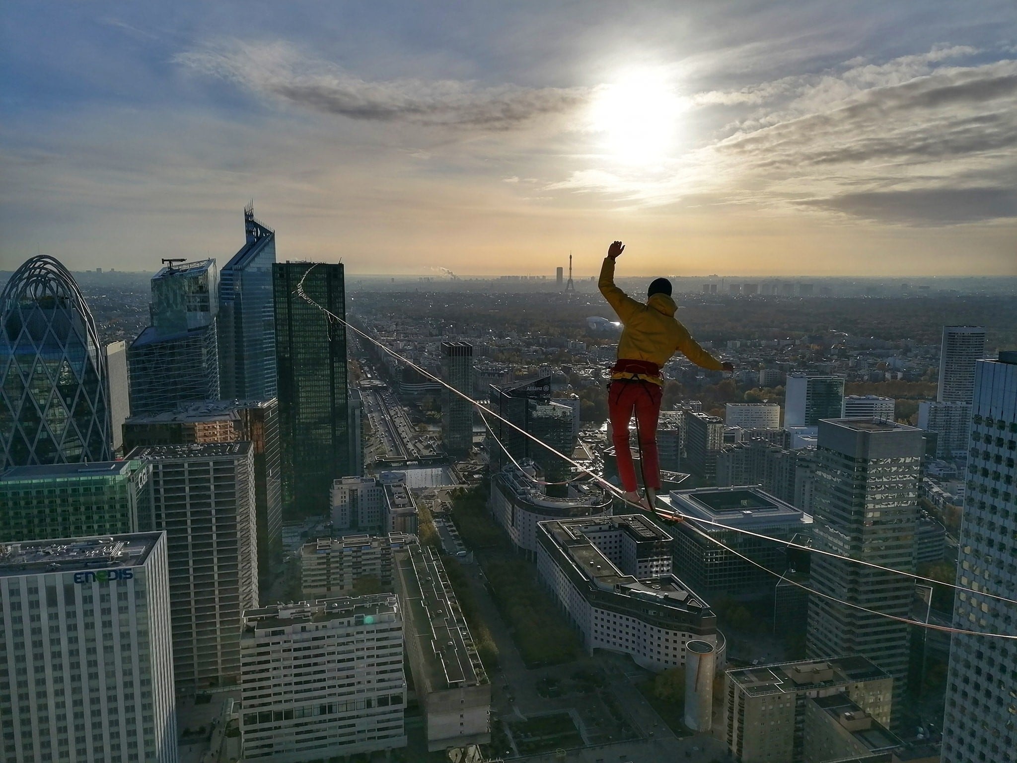 巴黎鐵塔上走鋼索的人!法國鋼索達人Nathan Paulin在70公尺高空漫步巴黎