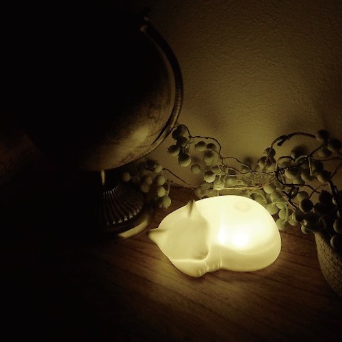 夜貓子也得休息，純白貓星人 Nell Light 陪你一起安穩入眠