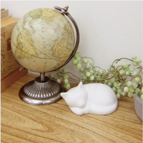 夜貓子也得休息，純白貓星人 Nell Light 陪你一起安穩入眠