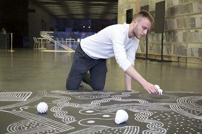 Nikolas Bentel 設計奇型粉筆，點、線、圓一筆畫過不歪斜