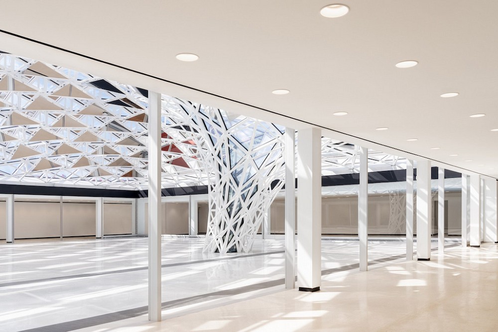 紐約AKG美術館玻璃光影穹頂！藝術家Olafur Eliasson打造萬花筒般的玻璃鏡面庭院