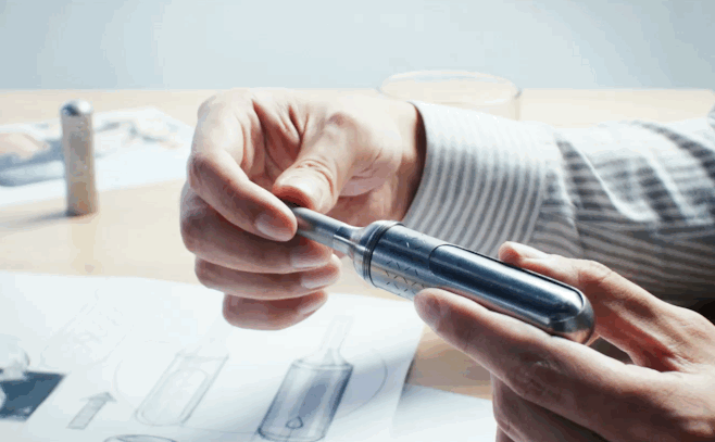 新時代茶派雅痞的必備茶器「初芳宇磁吸沏茶筆」！兼具直立收納、磁吸密合與攜帶便利性的簡約系質感配件