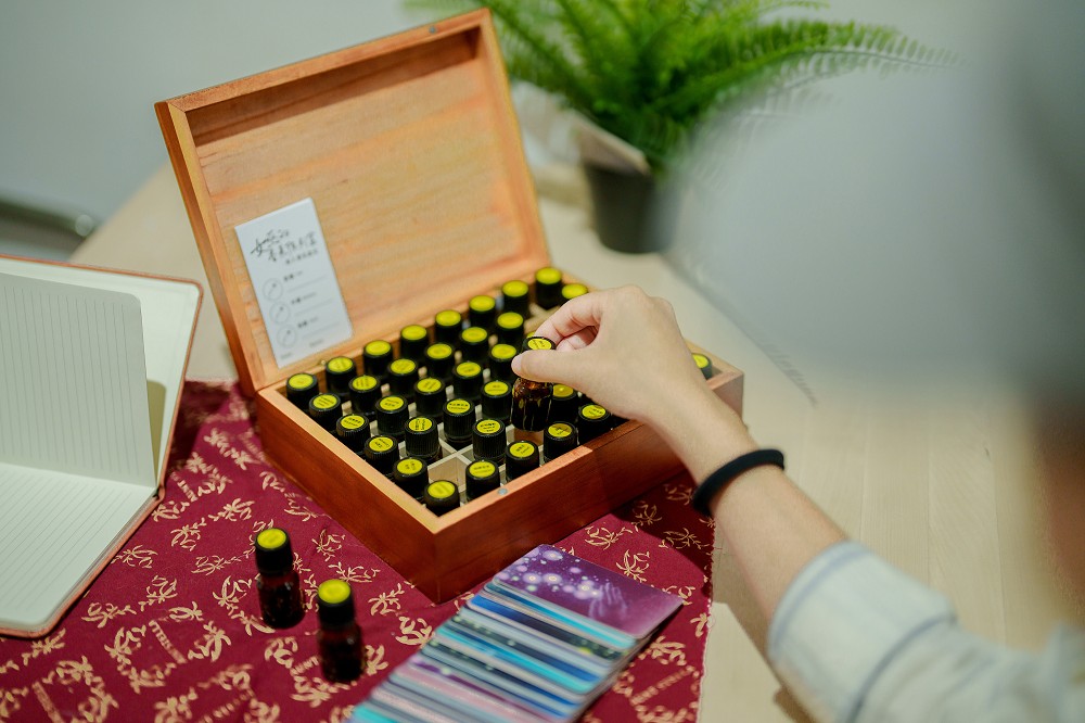 基隆正濱漁港「女巫的香氣陳列室」！防空洞秘境化身香氣沙龍 、冥想體驗空間