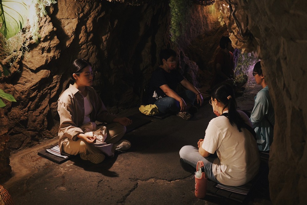 基隆正濱漁港「女巫的香氣陳列室」！防空洞秘境化身香氣沙龍 、冥想體驗空間