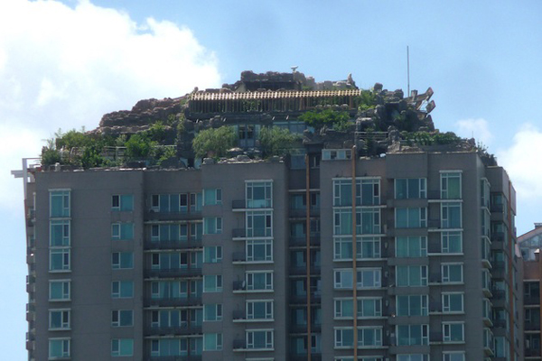 在樓頂上的假山夢幻山莊