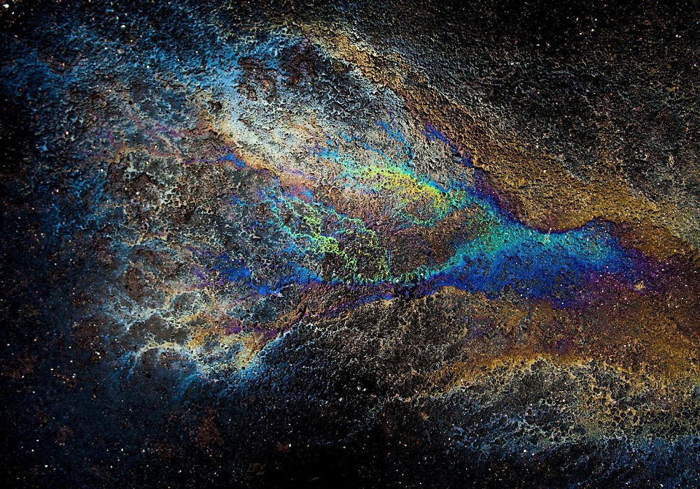 路上油汙如銀河星空?芬蘭攝影師Juha Tanhua捕捉城市不尋常的星光銀河