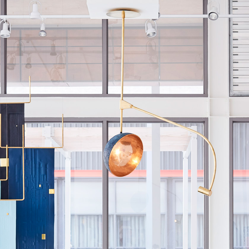 以天體軌道運動為靈感的鑄銅月球燈 Orbit