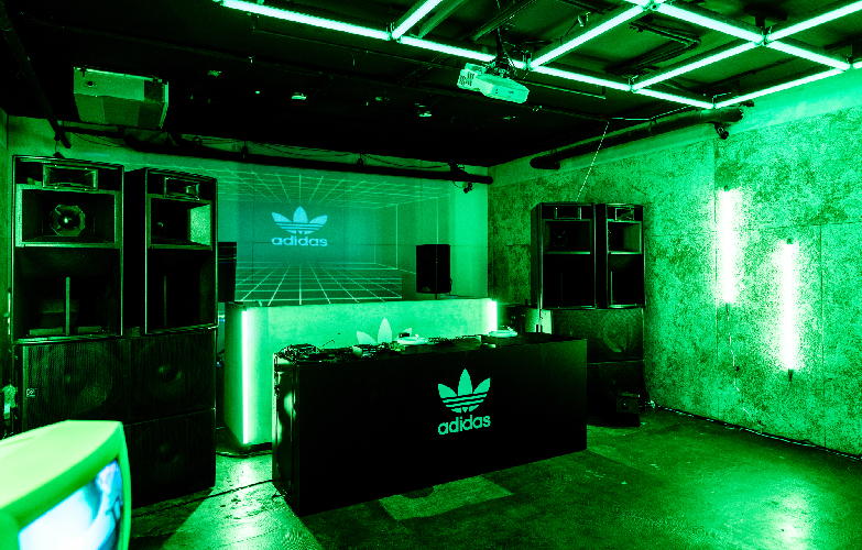 adidas 打造全新鞋款 OZWEEGO 帶領潮流新進化，攜手饒舌歌手熊仔、聲光藝術家姚仲涵、潮流插畫家周建安等合作打破經典！