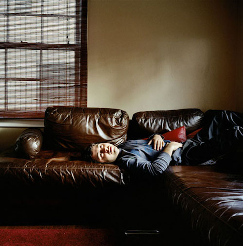 你也一樣歪七扭八嗎？Olivier Culman帶你一起看電視機前的人們