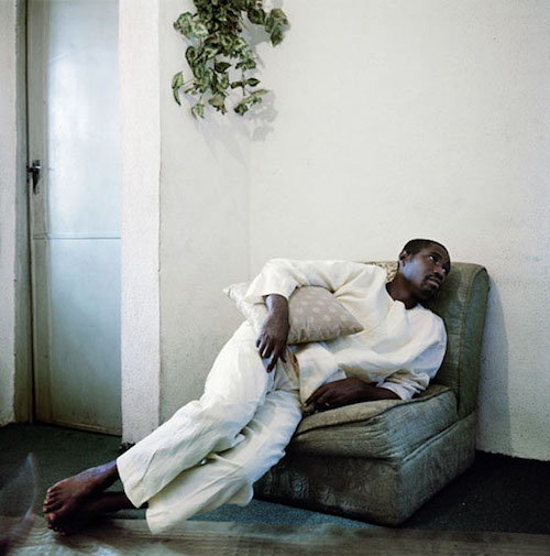 你也一樣歪七扭八嗎？Olivier Culman帶你一起看電視機前的人們