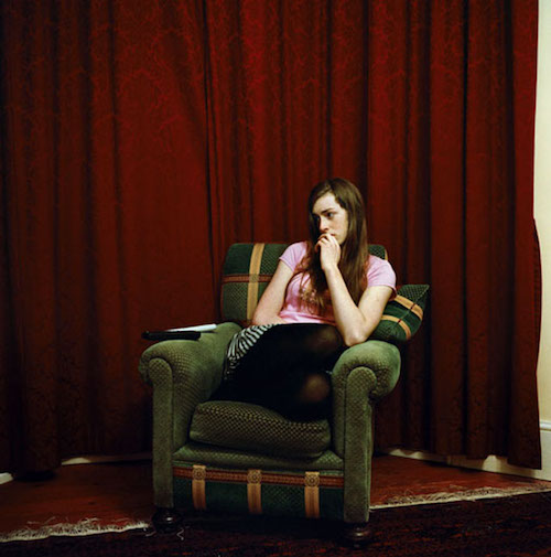 你也一樣歪七扭八嗎？Olivier Culman帶你一起看電視機前的人們