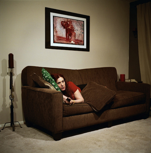 你也一樣歪七扭八嗎？Olivier Culman帶你一起看電視機前的人們