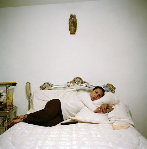 你也一樣歪七扭八嗎？Olivier Culman帶你一起看電視機前的人們