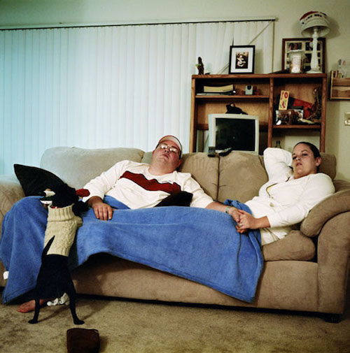 你也一樣歪七扭八嗎？Olivier Culman帶你一起看電視機前的人們