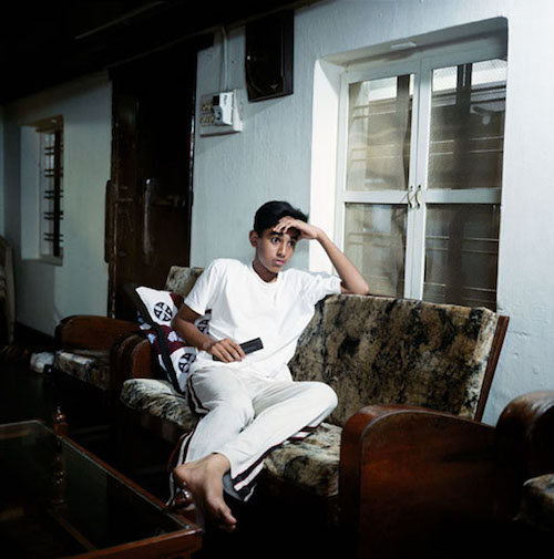 你也一樣歪七扭八嗎？Olivier Culman帶你一起看電視機前的人們