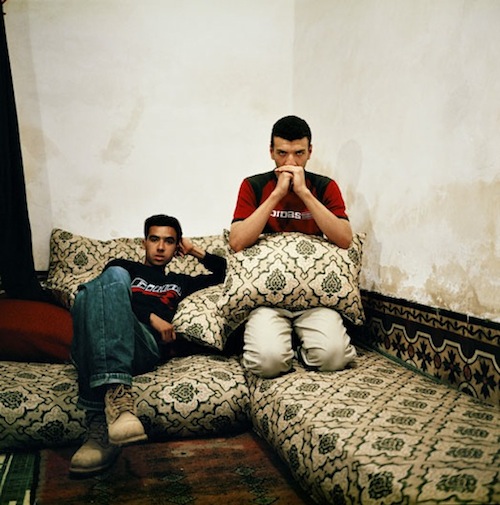 你也一樣歪七扭八嗎？Olivier Culman帶你一起看電視機前的人們