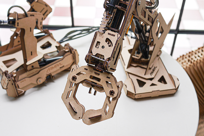 從八歲到八十歲都能玩到瘋掉的桌遊!Armpal遙控戰鬥機械手臂