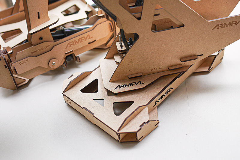 從八歲到八十歲都能玩到瘋掉的桌遊!Armpal遙控戰鬥機械手臂