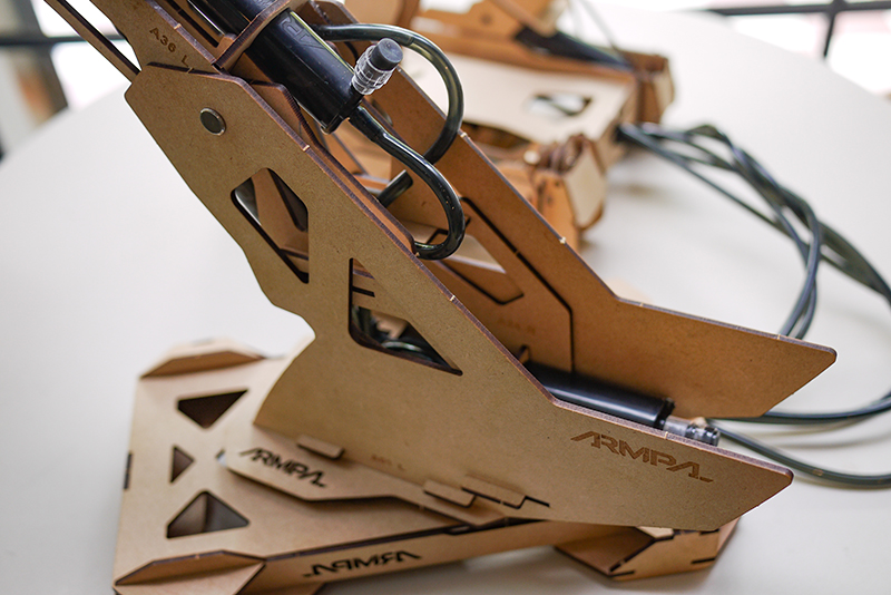 從八歲到八十歲都能玩到瘋掉的桌遊!Armpal遙控戰鬥機械手臂