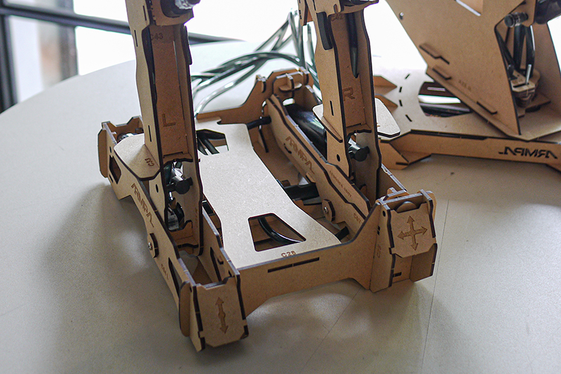 從八歲到八十歲都能玩到瘋掉的桌遊！Armpal遙控戰鬥機械手臂