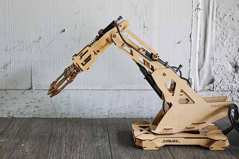 從八歲到八十歲都能玩到瘋掉的桌遊!Armpal遙控戰鬥機械手臂