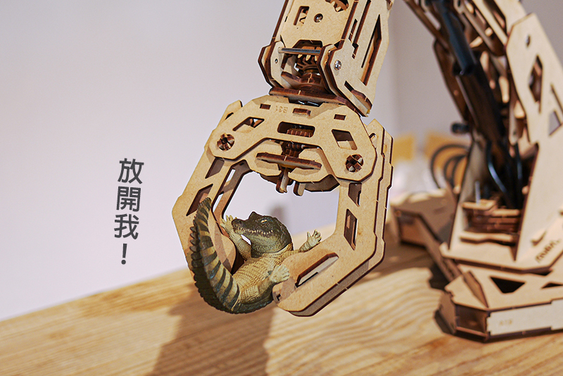 從八歲到八十歲都能玩到瘋掉的桌遊!Armpal遙控戰鬥機械手臂