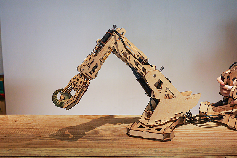 從八歲到八十歲都能玩到瘋掉的桌遊!Armpal遙控戰鬥機械手臂