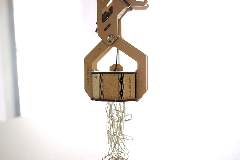 從八歲到八十歲都能玩到瘋掉的桌遊！Armpal遙控戰鬥機械手臂