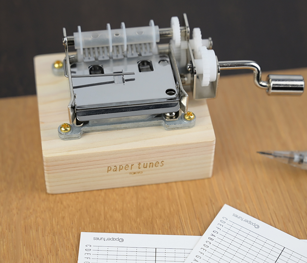 自己「演奏」漫畫！日本 Paper tunes 檜木音樂盒交織聽覺與視覺的趣味感官體驗