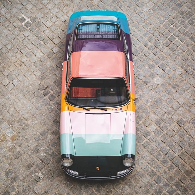 復古跑車換新衣！穿上 Paul Smith 彩條外衣的保時捷 911