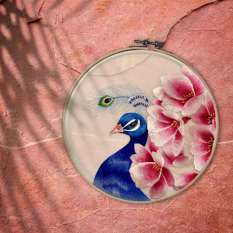 針線勾勒出絕美孔雀、花蝶刺繡！中國藝術家大展花鳥系精緻刺繡工藝