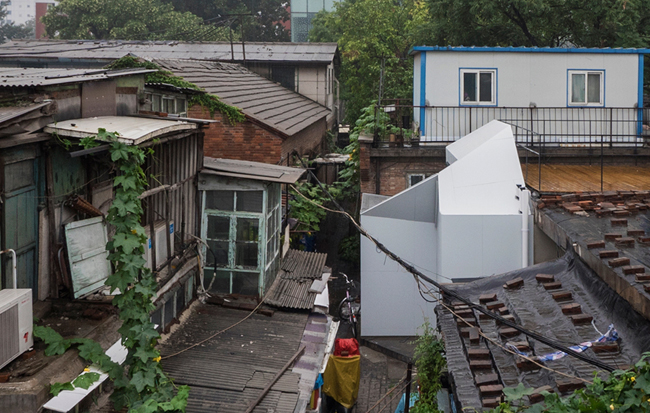 北京老胡同裡的白色極簡平房，現代與傳統的視覺衝擊