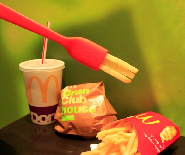 多此一舉什麼的最好玩了！日本麥當勞推出「無用之用」的薯條叉套