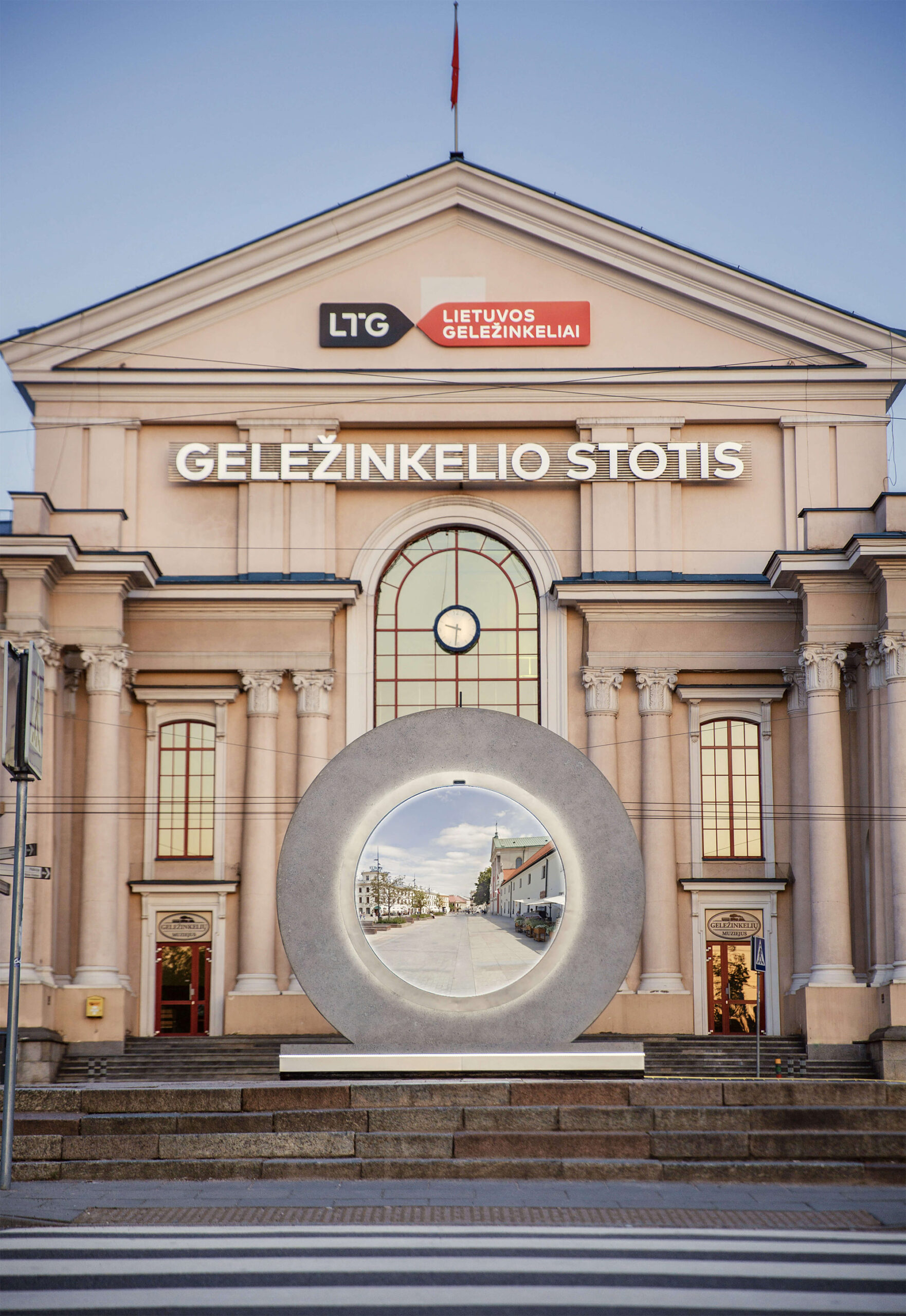 立陶宛打造科幻「城市傳送門Portal」！連結600公里遠波蘭的超現實圓形任意門裝置