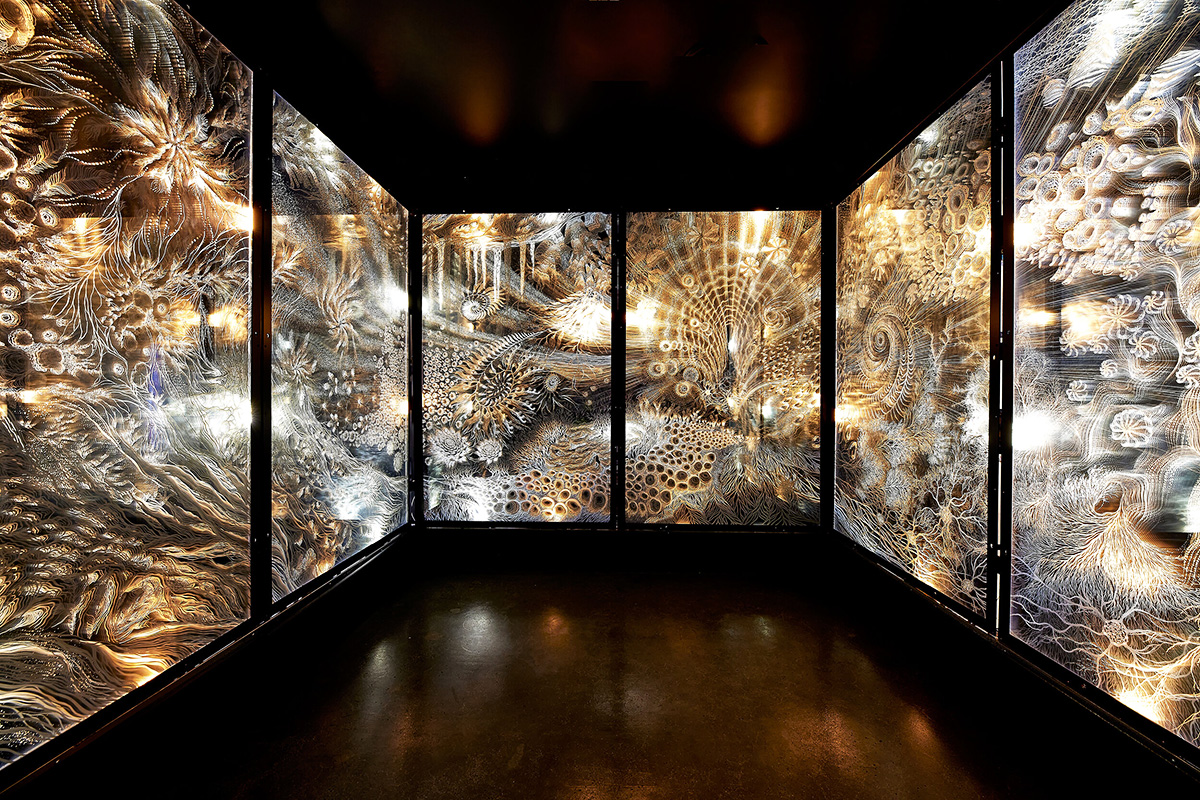 60層玻璃堆疊奇幻美景！藝術家Claudia Bueno勾勒有機自然光影創作「Pulse」